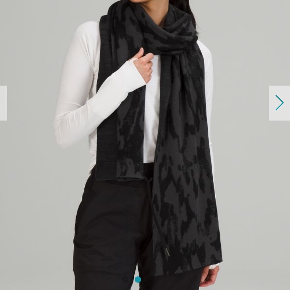 NWT oversized jacquard scarf camo